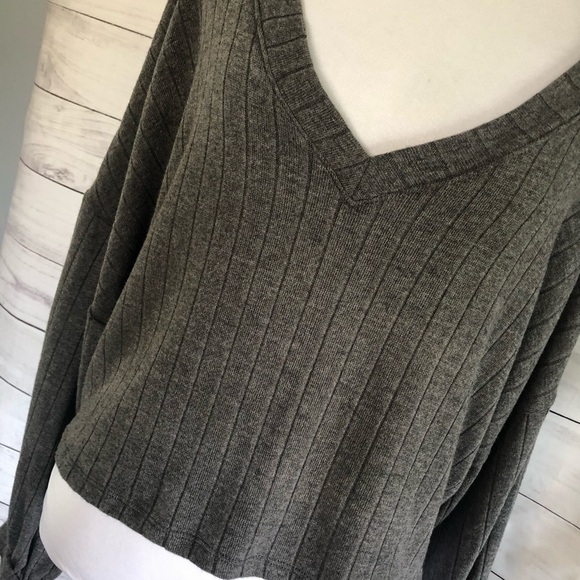 Lulus cropped v-neck lightweight sweater sz. large - Picture 2 of 5